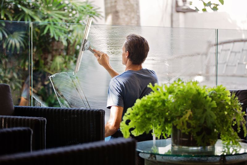 Fensterreinigung an einer Glasfläche